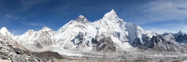 珠穆朗玛峰与美丽的天空的全景视图 — 图库照片