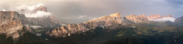 Večerní panoramatický pohled Tofana a gruppo Nuvolau — Stock fotografie
