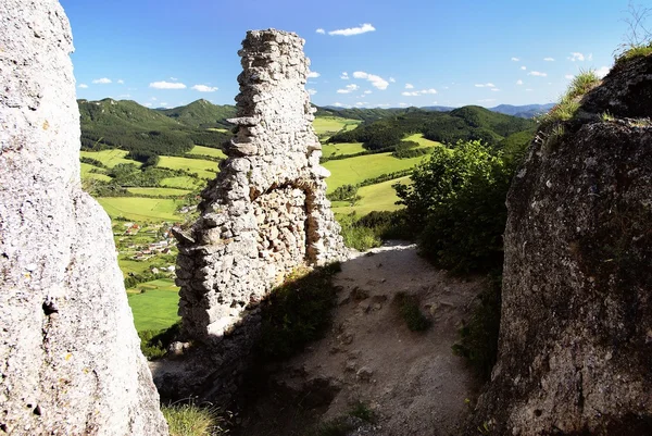 Blick auf das Dorf Sulov von der Ruine der Burg Sulov — Stockfoto