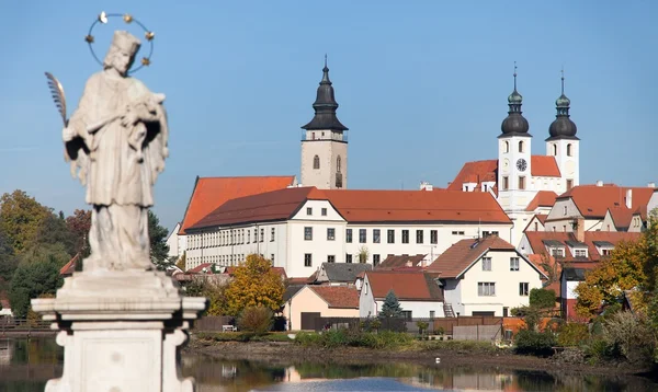 Telc ou cidade de Teltsch com estátua de S. João de Nepomuk — Fotografia de Stock