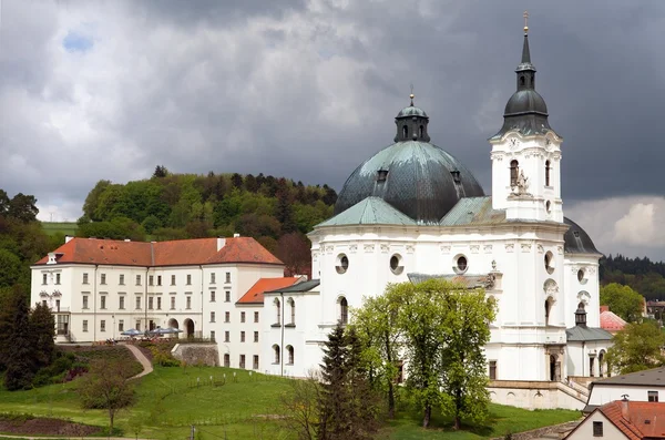 Pilgrimsfärd kyrka och kloster i Krtiny by — Stockfoto