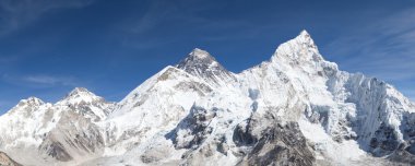 güzel gökyüzü Everest dağının panoramik