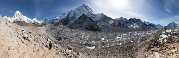 Panoramatický pohled ledovce khumbu, Nuptse a Pumo Ri — Stock fotografie