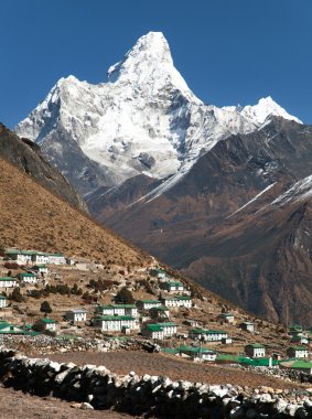 Mount Ama Dablam ve Khumjung Köyü yakınındaki Namche bazar