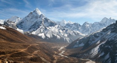 Ama Dablam güzel gökyüzü ile monte