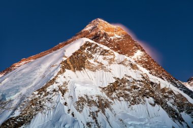 Everest Dağı'nın tepesinde gece görünümü