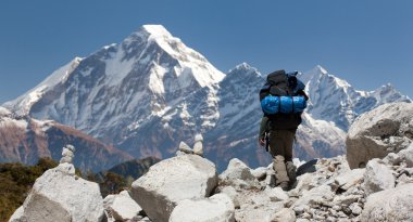 Mount Dhaulagiri turist, büyük Himalaya iz ile
