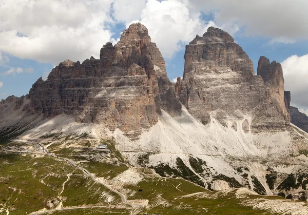 Drei Zinnen veya Tre Cime di Lavaredo güzel gökyüzü ile — Stok fotoğraf