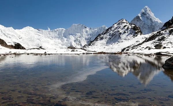 Pemandangan Gunung Ama Dablam mencerminkan di danau, daerah Everest — Stok Foto
