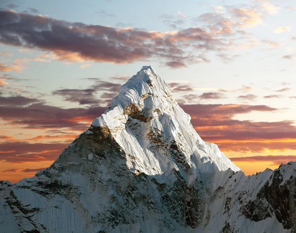 Vue de soirée du Mont everest depuis le kala patthar avec beaux nuages-trek au camp de base everest - Népal — Zdjęcie stockowe