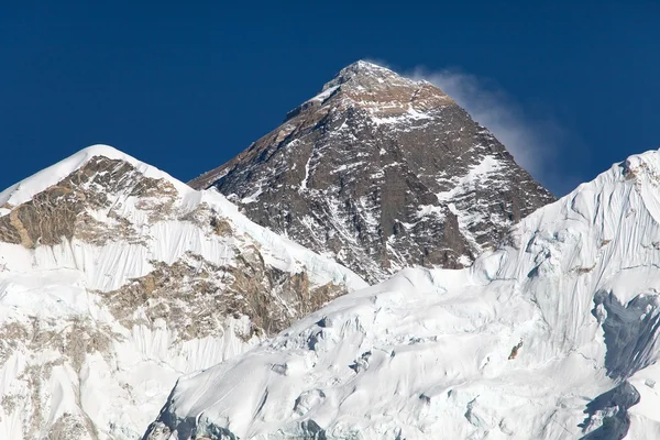 La cima de Everest desde el camino hasta el campamento base everest —  Fotos de Stock