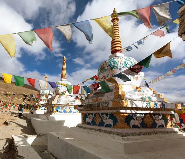 Bandeiras de oração com estupas - Kunzum La pass — Fotografia de Stock