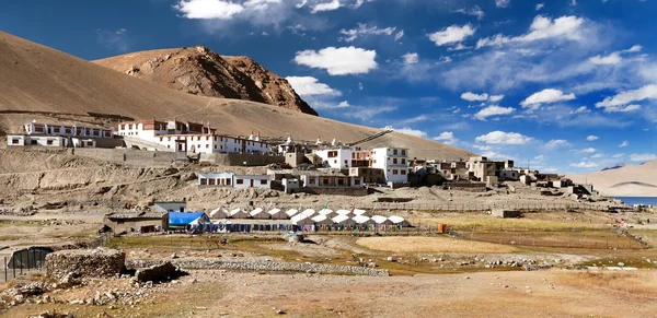 A Korzok vagy a Karzok a falu és kolostora, Ladakh megtekintése — Stock Fotó