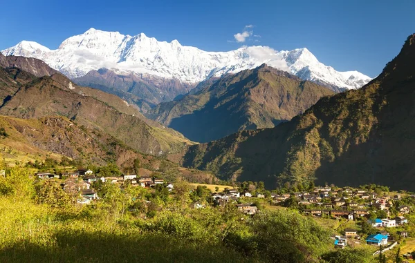 Beautiful village in western Nepal with Dhaulagiri Himal — Stock Photo, Image
