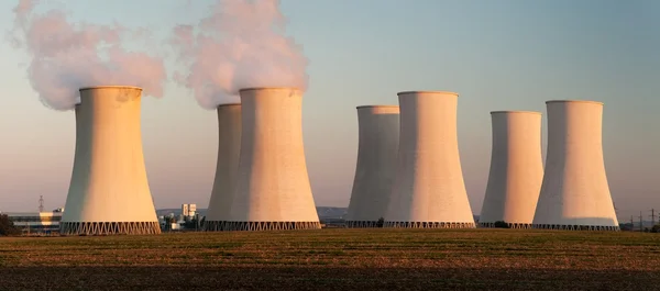 Vista a colori serale della centrale nucleare — Foto Stock