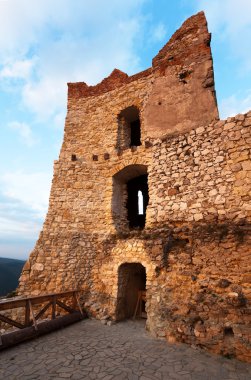 Cachticky hrad - Slovakya kalıntıları görünümünü akşam