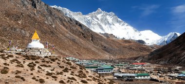 Lhotse Dağı ile stupa ve Dingboche Köyü