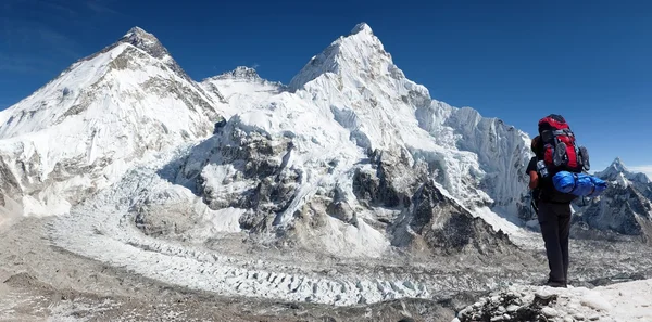 Everest ile turist Pumo RI temel kampından