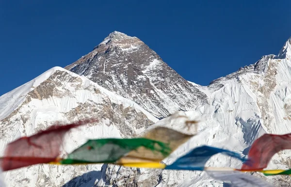 Гора Еверест з буддійських молитовні прапори — стокове фото