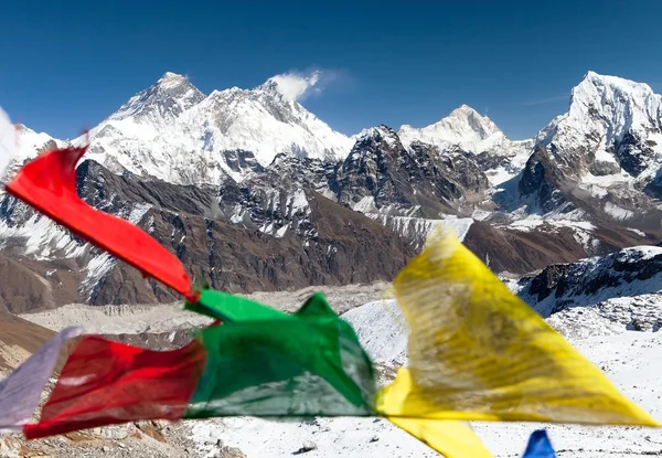 Monte Everest con banderas de oración budistas —  Fotos de Stock