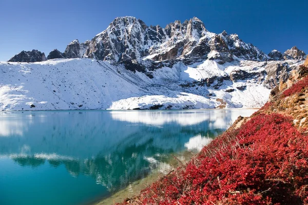 Dudh pokhari lago Gokyo y pico Phari Lapche — Foto de Stock