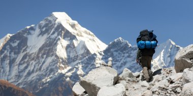 Mount Dhaulagiri turist, büyük Himalaya iz ile