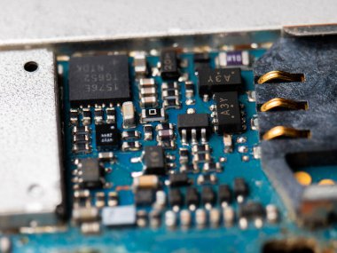 Sökülmüş akıllı telefon. SIM kart için yer. Elektronik tamir dükkanları. Ayrıntılı mikroçipler.