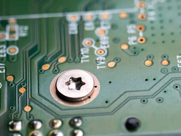 Bir yıldız şeklinde vidalayın. Sabit disk yakın plan. Yeşil Elektronik Pano.