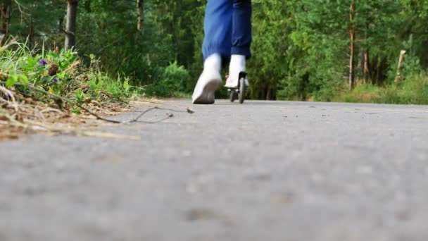 Dziewczyna Skuterze Oddala Się Dziecko Drelichu Lato Lesie Tłumaczenie — Wideo stockowe