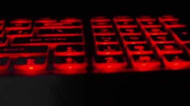 Adam giriş tuşuna basıyor ve anahtar renk değiştiriyor. Karanlıkta parlayan kırmızı düğmeler. Bilgisayarda çalışıyorum. Gizli operasyonlar. HD