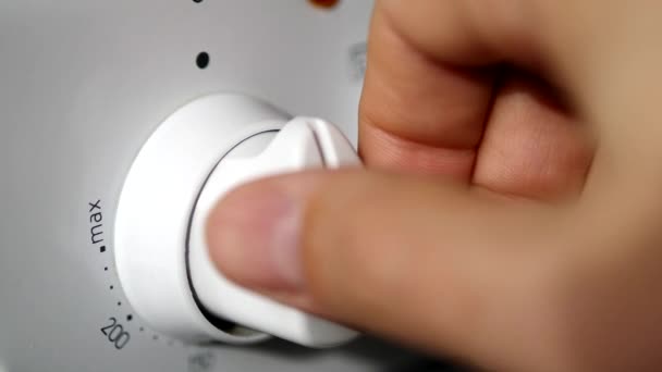 Homem Gira Botão Controle Temperatura Máximo Placa Branca Desligar Forno — Vídeo de Stock