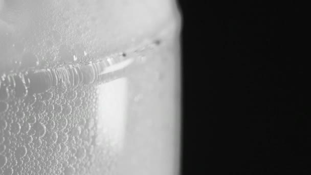 Bubbles Foam Burst Kieliszku Piwa Strzał Bliska Czarnym Tle — Wideo stockowe