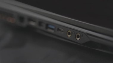 Siyah Cloth Side View 'da siyah dizüstü bilgisayar HDMI Mikrofon USB Kulaklığı kapat