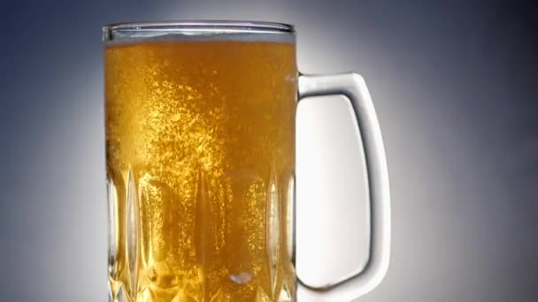 Cerveza Espumosa Ligera Vierte Una Taza Medio Litro Vidrio Sobre — Vídeos de Stock