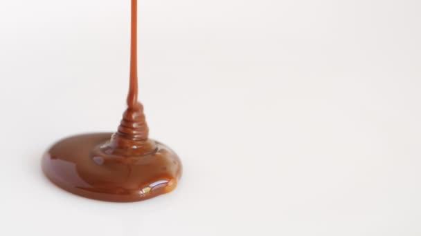 Flüssige Schokolade Wird Auf Einen Weißen Teller Gegossen Fensterreflexion — Stockvideo