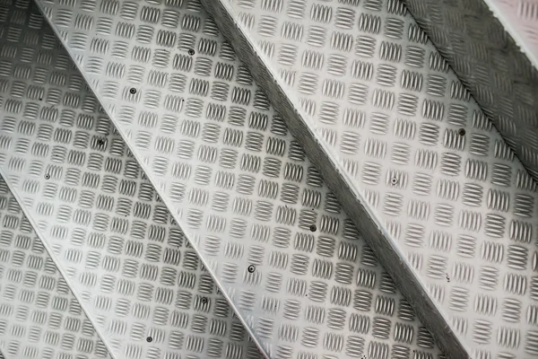 Aluminiumstufen mit rutschfestem Muster. — Stockfoto