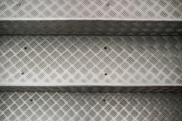 Aluminiumstufen mit rutschfestem Muster. — Stockfoto