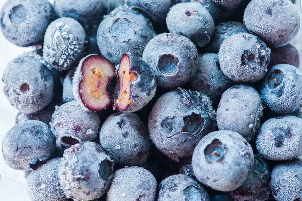 Fresas congeladas aisladas en blanco — Foto de Stock