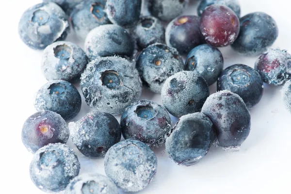 Fresas congeladas aisladas en blanco — Foto de Stock