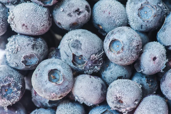 Fresas congeladas aisladas en blanco — Foto de Stock