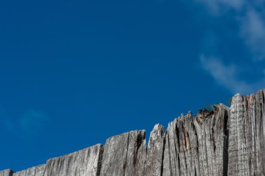 Mavi gökyüzü ile gri ahşap doku