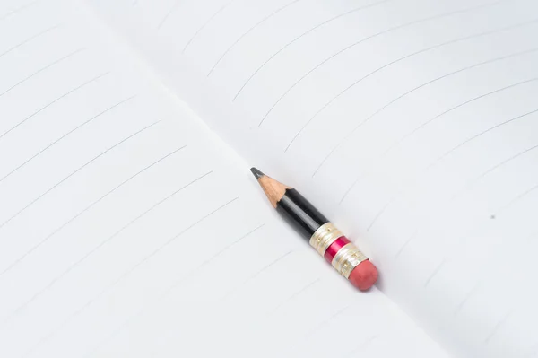 Musta kynä vaaleanpunainen pyyhekumi paperilla — kuvapankkivalokuva