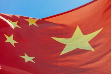 Güneşin altında Çin bayrağı