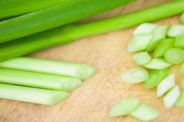 Yeşil sarımsak filizi kesilerek 