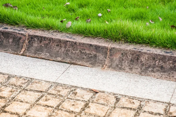 Yeşil çim ve beton kiremit