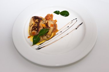 Kaz ciğeri çanak limon ile dekore edilmiş,