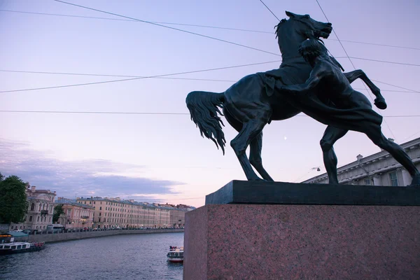 Blue night, St. Petersburg, Nézd, az Anichkov hídtól, szobrászat lovak Klodt — Stock Fotó