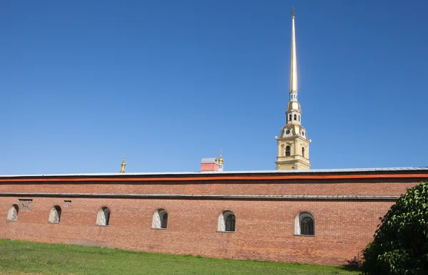 サンクトペテルブルク、ピーターと Paul 要塞、青空に大聖堂の黄金の尖塔 — ストック写真