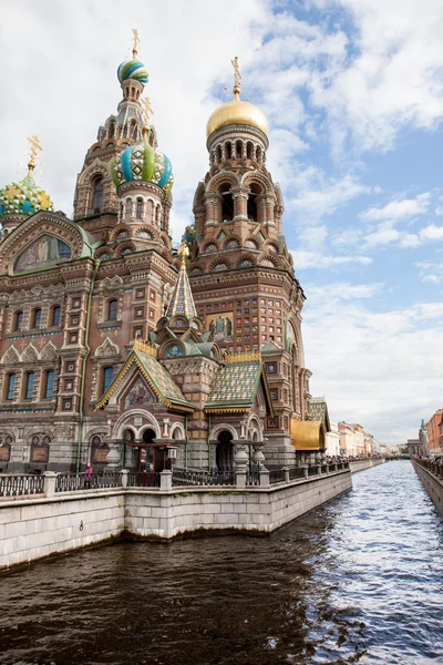 St. Petersburg, kurtarıcı katedral görünümünü dökülen kan ve Griboyedov Canal — Stok fotoğraf