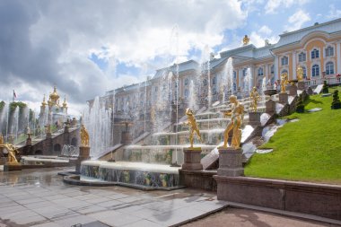 Peterhof Müzesi-rezerv, çeşmeler fnd altın heykeller Peterhof Palace yakınındaki ünlü çağlayan